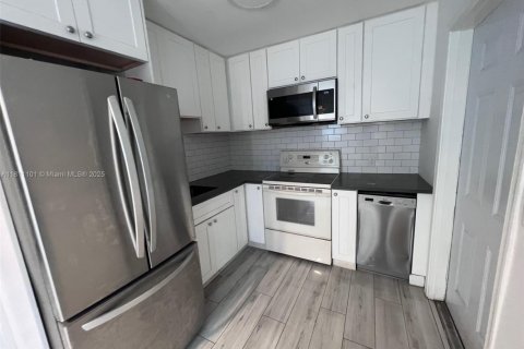 Villa ou maison à louer à Lake Worth, Floride: 2 chambres, 135.27 m2 № 1959849 - photo 5