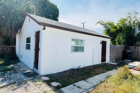Villa ou maison à louer à Lake Worth, Floride: 2 chambres, 135.27 m2 № 1959849 - photo 2