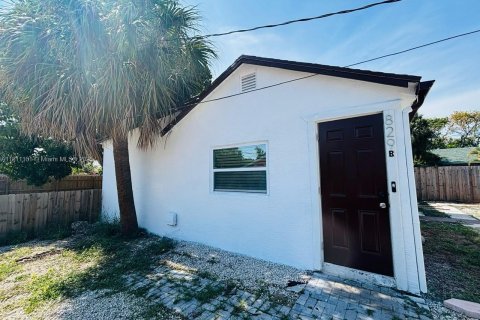 Villa ou maison à louer à Lake Worth, Floride: 2 chambres, 135.27 m2 № 1959849 - photo 1