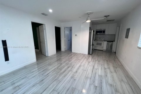 Villa ou maison à louer à Lake Worth, Floride: 2 chambres, 135.27 m2 № 1959849 - photo 3