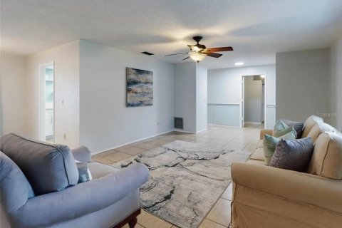 Casa en venta en Deltona, Florida, 4 dormitorios, 178.65 m2 № 2352371 - foto 3