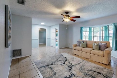 Casa en venta en Deltona, Florida, 4 dormitorios, 178.65 m2 № 2352371 - foto 2