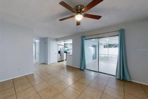Casa en venta en Deltona, Florida, 4 dormitorios, 178.65 m2 № 2352371 - foto 14