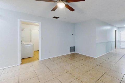 Casa en venta en Deltona, Florida, 4 dormitorios, 178.65 m2 № 2352371 - foto 16