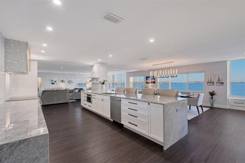 Condo in Sarasota, Florida, 3 bedrooms  № 1574578 - photo 15