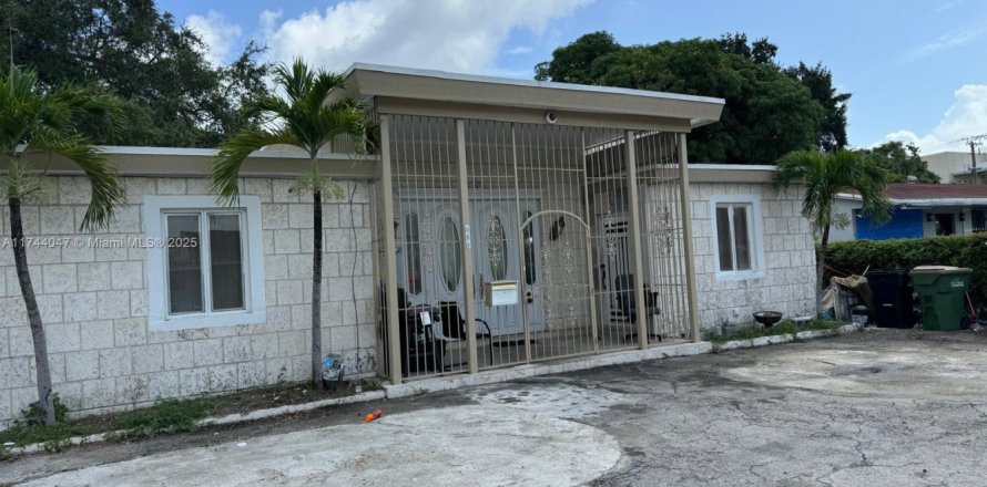 Commercial property in North Miami, Florida 268.67 sq.m. № 1713098