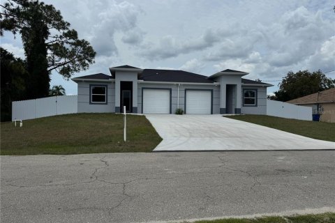 Commercial property in Lehigh Acres, Florida 6 bedrooms, 111.39 sq.m. № 2103262