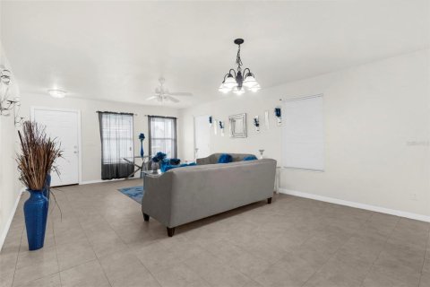 House in Lehigh Acres, Florida 3 bedrooms, 117.61 sq.m. № 1881154 - photo 8