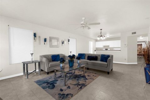 House in Lehigh Acres, Florida 3 bedrooms, 117.61 sq.m. № 1881154 - photo 5