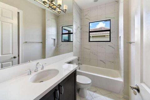 House in Delray Beach, Florida 5 bedrooms, 447.79 sq.m. № 2262422 - photo 20