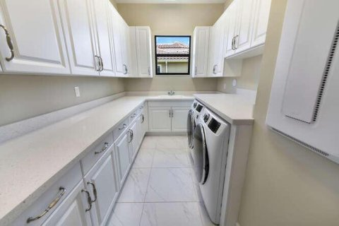 House in Delray Beach, Florida 5 bedrooms, 447.79 sq.m. № 2262422 - photo 19