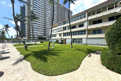 Copropriété à vendre à Hallandale Beach, Floride: 1 chambre, 81.57 m2 № 2016926 - photo 3