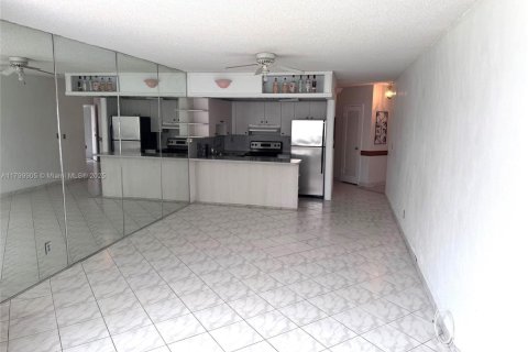 Copropriété à vendre à Hallandale Beach, Floride: 1 chambre, 81.57 m2 № 2016926 - photo 14