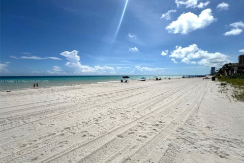 Copropriété à vendre à Hallandale Beach, Floride: 1 chambre, 81.57 m2 № 2016926 - photo 23