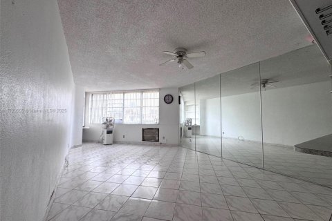Copropriété à vendre à Hallandale Beach, Floride: 1 chambre, 81.57 m2 № 2016926 - photo 15