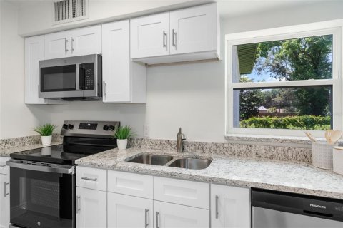 House in Apopka, Florida 4 bedrooms, 148.83 sq.m. № 1741071 - photo 17