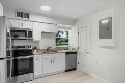 House in Apopka, Florida 4 bedrooms, 148.83 sq.m. № 1741071 - photo 15