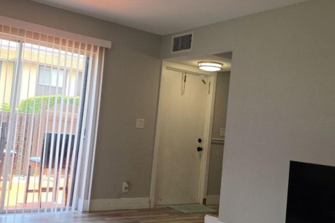 Condo in West Palm Beach, Florida, 2 bedrooms  № 2185300 - photo 3