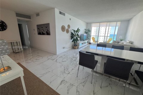 Condominio en alquiler en Hollywood, Florida, 2 dormitorios, 114.83 m2 № 2024829 - foto 3