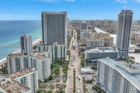 Condominio en Hollywood, Florida, 2 dormitorios  № 2024829