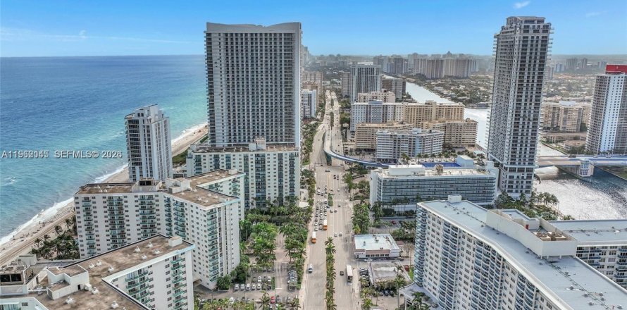 Condominio en Hollywood, Florida, 2 dormitorios  № 2024829