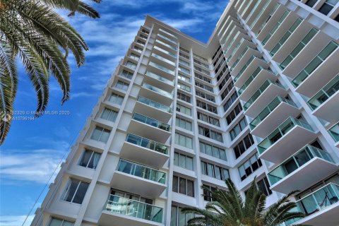 Condominio en venta en Miami Beach, Florida, 61.59 m2 № 1865187 - foto 1