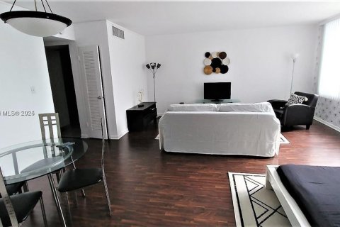 Condominio en venta en Miami Beach, Florida, 61.59 m2 № 1865187 - foto 10