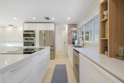 House in Pompano Beach, Florida 4 bedrooms, 156.08 sq.m. № 2042234 - photo 12