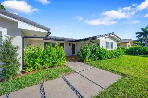 House in Pompano Beach, Florida 4 bedrooms, 156.08 sq.m. № 2042234 - photo 2