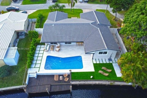 House in Pompano Beach, Florida 4 bedrooms, 156.08 sq.m. № 2042234 - photo 1