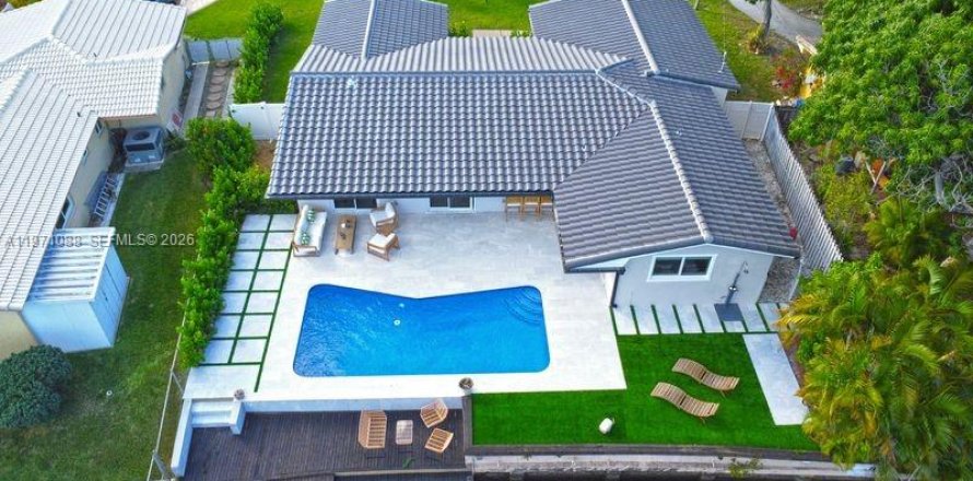 House in Pompano Beach, Florida 4 bedrooms, 156.08 sq.m. № 2042234