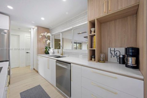 House in Pompano Beach, Florida 4 bedrooms, 156.08 sq.m. № 2042234 - photo 13