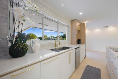 House in Pompano Beach, Florida 4 bedrooms, 156.08 sq.m. № 2042234 - photo 14