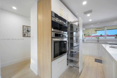 House in Pompano Beach, Florida 4 bedrooms, 156.08 sq.m. № 2042234 - photo 15