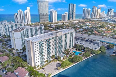 Copropriété à vendre à Sunny Isles Beach, Floride: 2 chambres, 142.79 m2 № 2017880 - photo 2