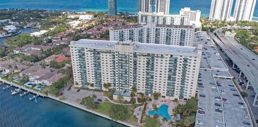 Condo à Sunny Isles Beach, Floride, 2 chambres  № 2017880