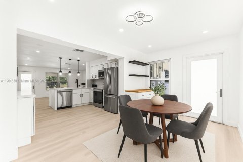 House in Dania Beach, Florida 4 bedrooms, 132.66 sq.m. № 1954649 - photo 16