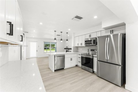 House in Dania Beach, Florida 4 bedrooms, 132.66 sq.m. № 1954649 - photo 12