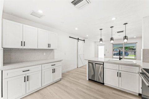 House in Dania Beach, Florida 4 bedrooms, 132.66 sq.m. № 1954649 - photo 13