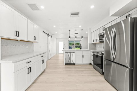 House in Dania Beach, Florida 4 bedrooms, 132.66 sq.m. № 1954649 - photo 15