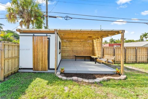 House in Dania Beach, Florida 4 bedrooms, 132.66 sq.m. № 1954649 - photo 3