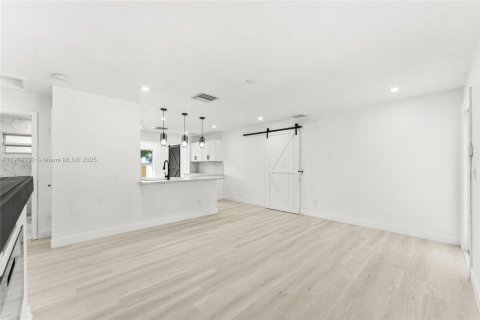 House in Dania Beach, Florida 4 bedrooms, 132.66 sq.m. № 1954649 - photo 9