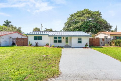 House in Dania Beach, Florida 4 bedrooms, 132.66 sq.m. № 1954649 - photo 2