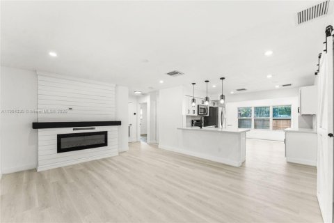 House in Dania Beach, Florida 4 bedrooms, 132.66 sq.m. № 1954649 - photo 5