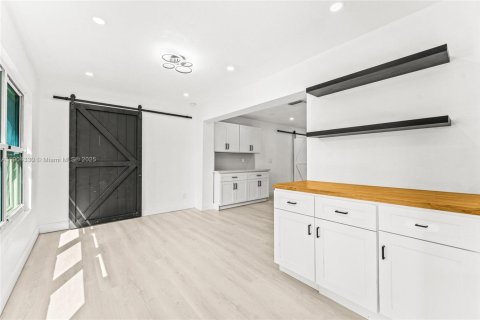 House in Dania Beach, Florida 4 bedrooms, 132.66 sq.m. № 1954649 - photo 18