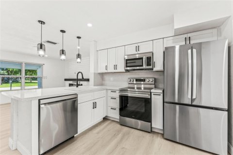 House in Dania Beach, Florida 4 bedrooms, 132.66 sq.m. № 1954649 - photo 14