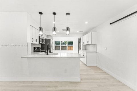 House in Dania Beach, Florida 4 bedrooms, 132.66 sq.m. № 1954649 - photo 10