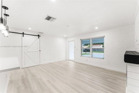 House in Dania Beach, Florida 4 bedrooms, 132.66 sq.m. № 1954649 - photo 7