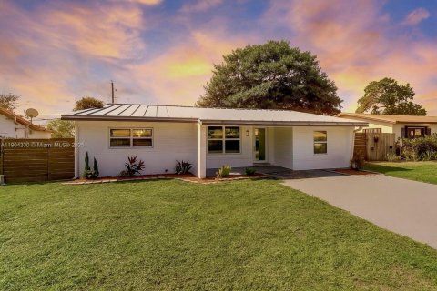 House in Dania Beach, Florida 4 bedrooms, 132.66 sq.m. № 1954649 - photo 1