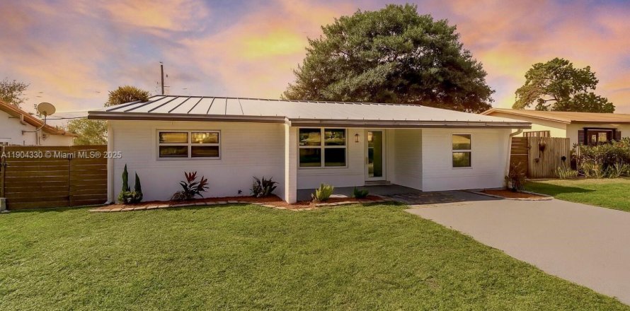 House in Dania Beach, Florida 4 bedrooms, 132.66 sq.m. № 1954649